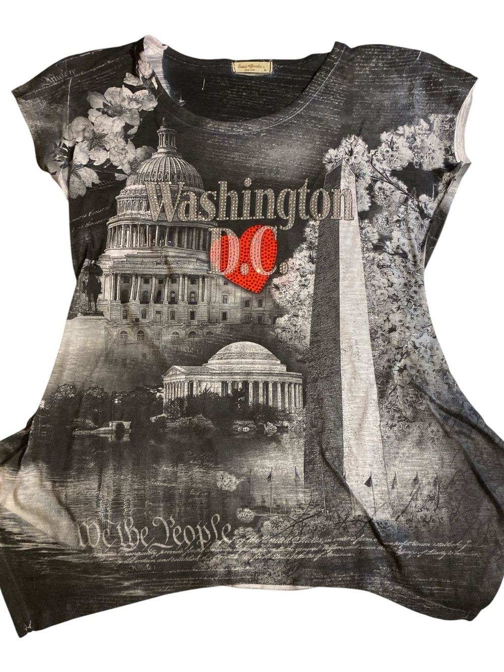 Washington Graphic Scoop Neck Tee with Red Heart Accent - Women’s Black medium